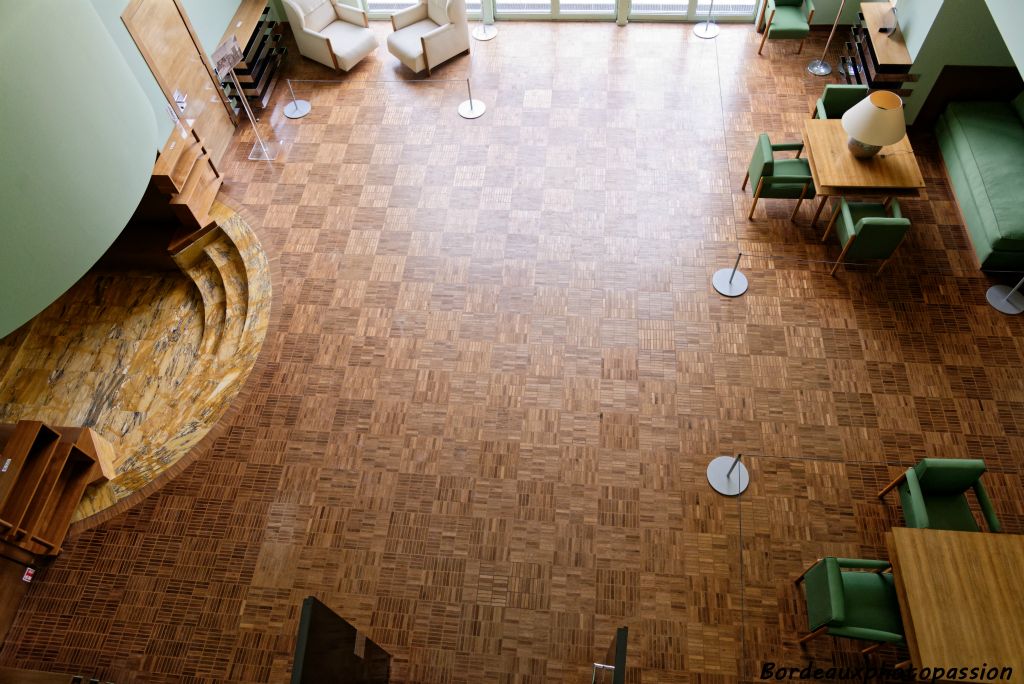 Le sol de 92 m² est composé d'un parquet en mosaïque de carrés en iroko.